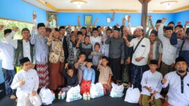 Gubernur Banten Andra Soni saat mengunjungi Pondok Pesantren Nailul Amanah Umat dan Pondok Pesantren Al-Fathaniyah di Cipocok Jaya, Kota Serang. Foto: Ist