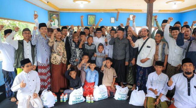 Gubernur Banten Andra Soni saat mengunjungi Pondok Pesantren Nailul Amanah Umat dan Pondok Pesantren Al-Fathaniyah di Cipocok Jaya, Kota Serang. Foto: Ist