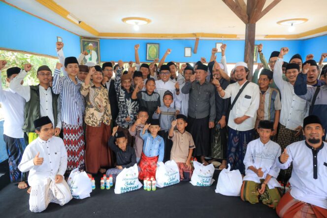 
 Gubernur Banten Andra Soni saat mengunjungi Pondok Pesantren Nailul Amanah Umat dan Pondok Pesantren Al-Fathaniyah di Cipocok Jaya, Kota Serang. Foto: Ist