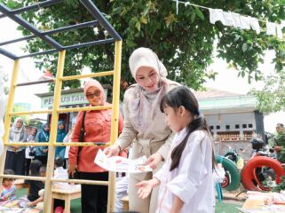 Ketua Tim Penilai Ruang Bersama Indonesia (RBI) Provinsi Banten, Irna Narulita saat Kunjungi Kampung Jimpitan Batuceper Kota Tangerang. Foto: Ist