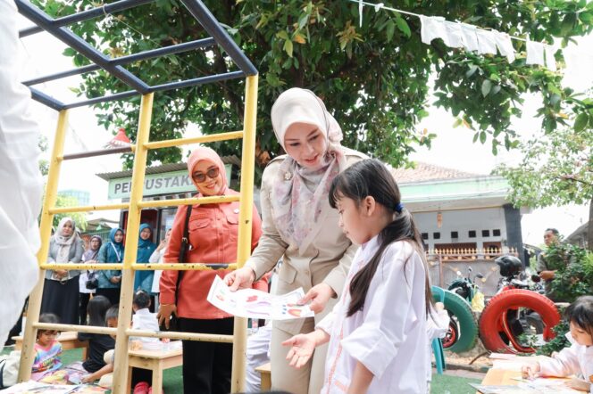 
 Ketua Tim Penilai Ruang Bersama Indonesia (RBI) Provinsi Banten, Irna Narulita saat Kunjungi Kampung Jimpitan Batuceper Kota Tangerang. Foto: Ist