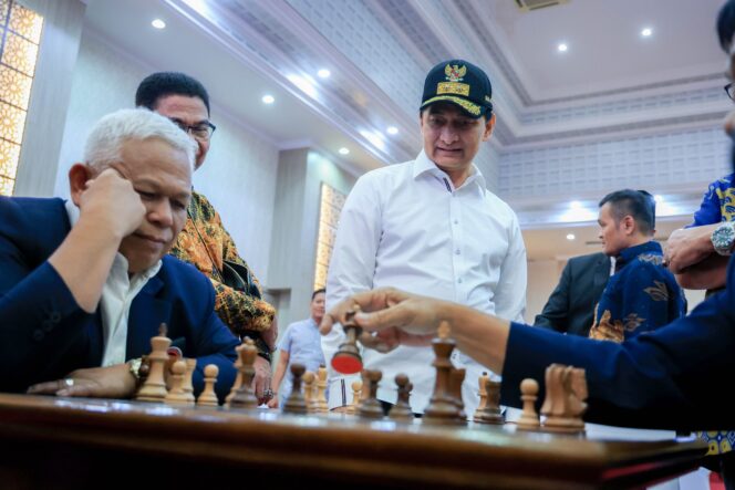 
 Wakil Gubernur (Wagub) Banten Achmad Dimyati Natakusumah saat membuka Kejurnas Catur ke-51 dan Rakernas Percasi ke-46 di Pendopo Gubernur Banten, KP3B, Curug, Kota Serang. Foto: Ist