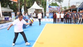 Gubernur Banten Andra Soni saat Membuka kompetisi Turnamen Voli Piala Gubernur Banten di Lapangan Perumahan Taman Graha Asri, Kota Serang. Foto: Ist