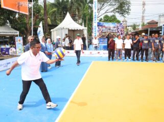 Gubernur Banten Andra Soni saat Membuka kompetisi Turnamen Voli Piala Gubernur Banten di Lapangan Perumahan Taman Graha Asri, Kota Serang. Foto: Ist