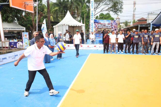 
 Gubernur Banten Andra Soni saat Membuka kompetisi Turnamen Voli Piala Gubernur Banten di Lapangan Perumahan Taman Graha Asri, Kota Serang. Foto: Ist