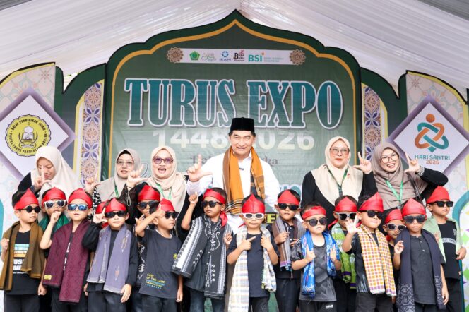 
 Wakil Gubernur (Wagub) Banten Achmad Dimyati Natakusumah membuka acara Turus Expo 2026 dalam rangka peringatan Hari Santri Nasional di Pondok Pesantren Turus, Jalan Raya Rangkasbitung, Kabayan, Kabupaten Pandeglang. Foto: Ist