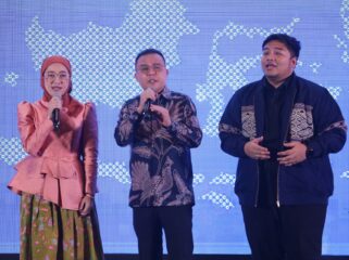 Momen kebersamaan Wakil Ketua DPR RI Sufmi Dasco Ahmad, Kapolri Jenderal Pol. Suyudi Ario Seto, dan Ketua Umum DPP Gerakan Ekonomi Kreatif Nasional (GEKRAFS) Kawendra Lukistian menyanyikan lagu Tanah Airku. Foto: Ist