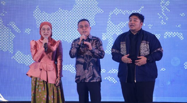 Momen kebersamaan Wakil Ketua DPR RI Sufmi Dasco Ahmad, Kapolri Jenderal Pol. Suyudi Ario Seto, dan Ketua Umum DPP Gerakan Ekonomi Kreatif Nasional (GEKRAFS) Kawendra Lukistian menyanyikan lagu Tanah Airku. Foto: Ist