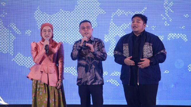 
 Momen kebersamaan Wakil Ketua DPR RI Sufmi Dasco Ahmad, Kapolri Jenderal Pol. Suyudi Ario Seto, dan Ketua Umum DPP Gerakan Ekonomi Kreatif Nasional (GEKRAFS) Kawendra Lukistian menyanyikan lagu Tanah Airku. Foto: Ist