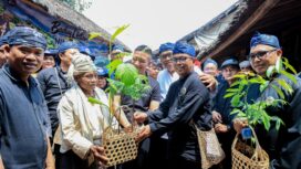 Gubernur Banten Andra Soni saat menyerahkan bibit untuk Gerakan Menanam 70 Ribu Bibit Tanaman Pohon dalam rangka Hari Ulang Tahun ke- 8 Perkumpulan Urang Banten (PUB) di Rumah Kajaroan Kanekes, Ciboleger, Kabupaten Lebak. Foto: Ist