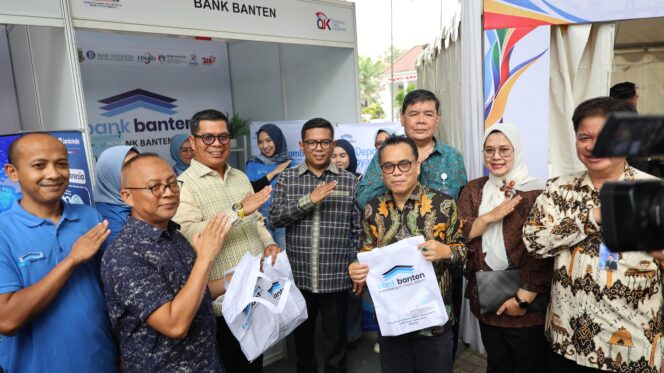 
 Direktur Utama Bank Banten Muhammad Busthami saat Dampingi Gubernur Banten Andra Soni. Foto: Ist