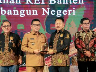 Gubernur Banten Andra Soni saat menerima penghargaan dari Dewan Pimpinan Daerah (DPD) Realestat Indonesia (REI) Provinsi Banten. Foto: Ist