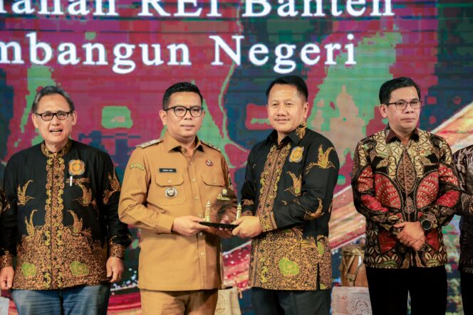 
 Gubernur Banten Andra Soni saat menerima penghargaan dari Dewan Pimpinan Daerah (DPD) Realestat Indonesia (REI) Provinsi Banten. Foto: Ist