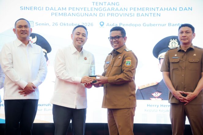 
 Gubernur Andra Soni dan Kepala Kejati (Kajati) Banten Herry Hermanus Horo di Pendopo Gubernur Banten, Kawasan Pusat Pemerintahan Provinsi Banten (KP3B), Curug, Kota Serang. Foto: Ist