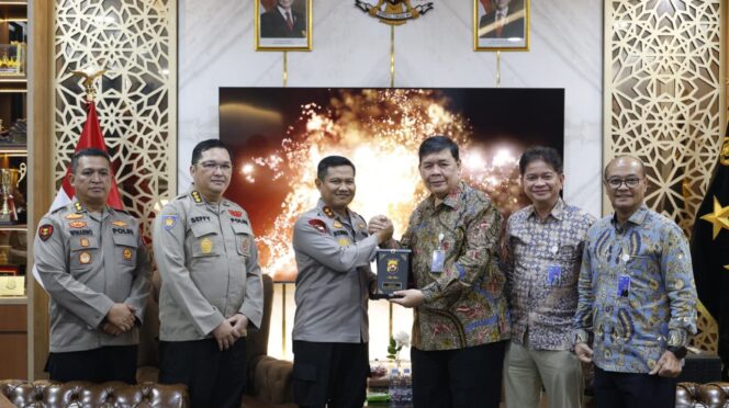
 Direksi PT Bank Pembangunan Daerah Banten (Perseroda) Tbk (Bank Banten) melakukan audiensi dengan Kepala Kepolisian Daerah (Kapolda) Banten, Inspektur Jenderal Polisi Hendra Kurniawan, S.I.K., M.M., M.H., di Mapolda Banten, Kota Serang. Foto : ist