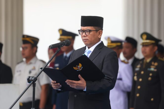 
 Gubernur Banten Andra Soni bertindak sebagai inspektur upacara di Lapangan Upacara Kawasan Pusat Pemerintahan Provinsi Banten (KP3B), Curug, Kota Serang. Foto: ist