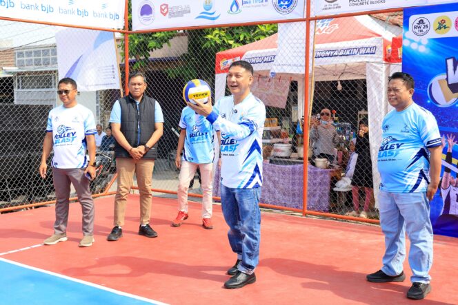 
 Sekretaris Daerah (Sekda) Provinsi Banten, Deden Apriandhi, resmi membuka Open Turnamen Bola Voli Putri 