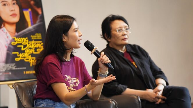 
 Dian Sastrowardoyo menyampaikan pandangannya mengenai karakter Sinta dalam film Yang Datang dan Yang Pergi saat konferensi pers peluncuran poster dan trailer resmi di Jakarta. (Foto: Dok. Triximages/Dash Pictures). Foto: Ist