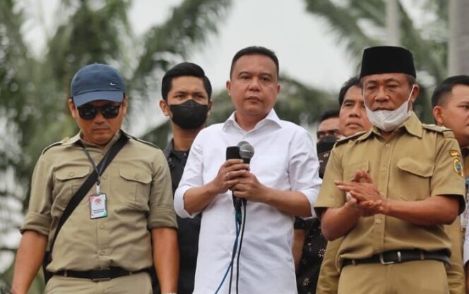 
 Sufmi Dasco Temui Massa Kepala Desa Demo DPR Tuntut Revisi UU Desa