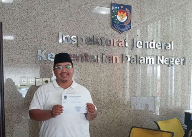 
 Koordinator Jaringan Nurani Rakyat Banten, Ade Yunus, SH saat berada di Kantor Inspektorat Jenderal Kementerian Dalam Negeri RI, Jakarta. Foto : Istimewa