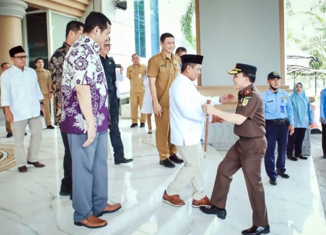
 Ketua DPRD Banten, Andra Soni, SM saat menyambut Kepala Kejaksaan Tinggi Banten, Leonard Eben Ezer yang akan pindah tugas. Foto :  DPRD Banten