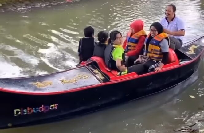 
 Para Pengunjung Menikmati Keseruan Wisata Air Kano Kota Tangerang. Foto: istimewa