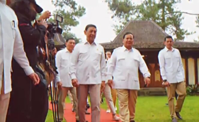 
 Ketua Dewan Pertimbangan Presiden (Wantimpres) Wiranto saat bertemu Ketua Umum Gerindra Prabowo Subianto di Hambalang Bogor Jawa Barat. Senin (01/05/2023). Foto: istimewa