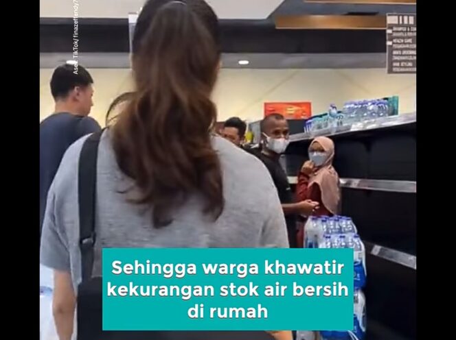 
 Warga Malaysia Saat Memborong Air Mineral di Supermarket Akibat Pasokan Air Terganggu. Foto: tangkapan layar YouTube