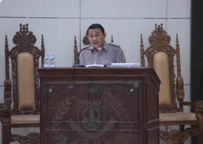 
 H. Ade Hidayat S.Kom Saat Membacakan Pemandangan Umum Fraksi Partai Gerindra Pada Rapat Paripurna DPRD Banten. Foto: Istimewa