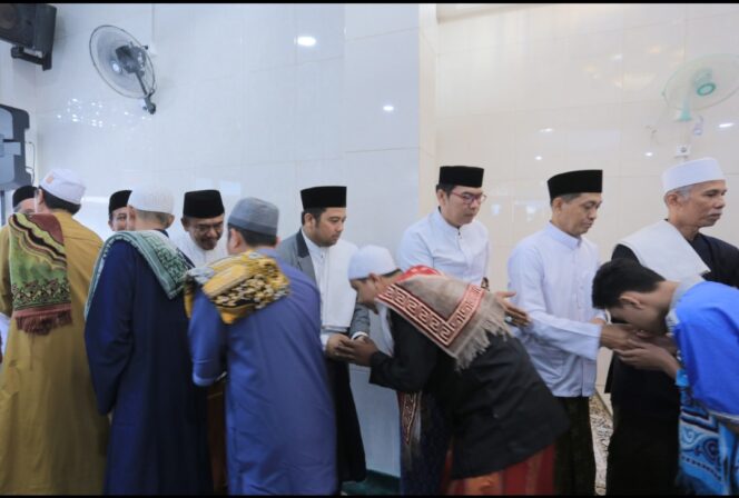 
 Wali Kota Tangerang, Arief R Wismansyah bersalaman dengan Jama'ah Masjid Jami Al Abidin Parung Serah Ciledug. Foto: Humaskot