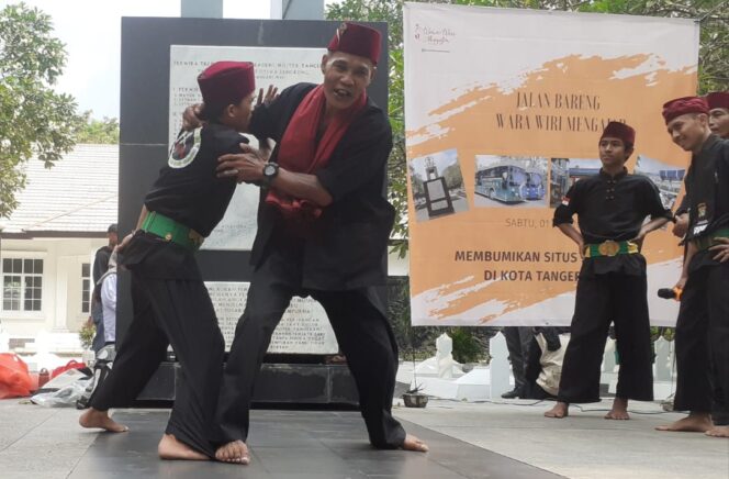 
 Komunitas Wara Wiri Mengajar saat mengenalkan Seni Budaya Pencak Silat kepada Para Peserta. Foto: M.Rendi Saputra/Bule