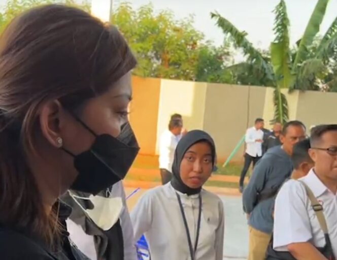
 Negosiasi Alot Antara Petugas dari Kemensos dengan Selebgram Pratiwi Novianthi pada Senin, (31/07/2023). Foto: Tangkapan Layar Instagram @pratiwinovianthi_real