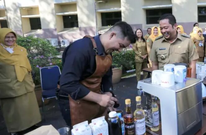 
 Wali Kota Tangerang, Arief R Wismansyah saat Melihat Langsung Kemampuan Barista Hasil Pelatihan Si Praja. Foto: Istimewa