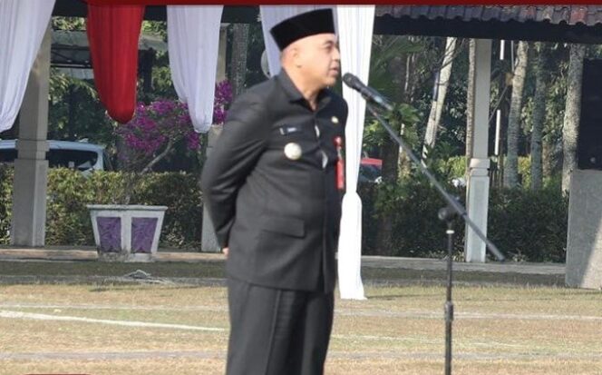 
 Bupati Tangerang, A.Zaki Iskandar saat menjadi Pembina Apel di Lapangan Puspemkab Tangerang. Foto: Istimewa