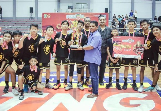 
 Ketua DPRD Banten, Andra Soni saat menyerahkan Piala Kepada Juara Perbasi Cup 2023. Foto: Istimewa