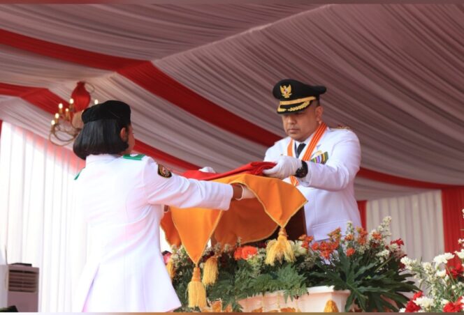 
 Bupati Tangerang, A. Zaki Iskandar saat menyerahkan bendera kepada Petugas Paskibra. Foto: Istimewa