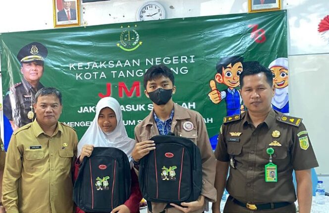 
 Kasie Intelejen Kejari Kota Tangerang, Khusnul Fuad, SH bersama Kepala Dinas Pendidikan Kota Tangerang, Drs. H. Jamaluddin.,M.Pd. Saat Melaksanakan Program Jaksa Masuk Sekolah (JMS) di SMPN 17 Kota Tangerang. Foto: Istimewa