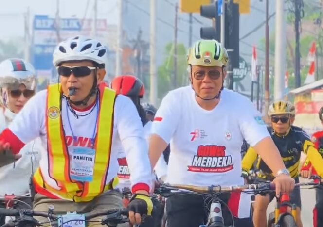 
 Wali Kota Tangerang Selatan, Benyamin Davnie Saat Gowes Merdeka. Foto: Istimewa