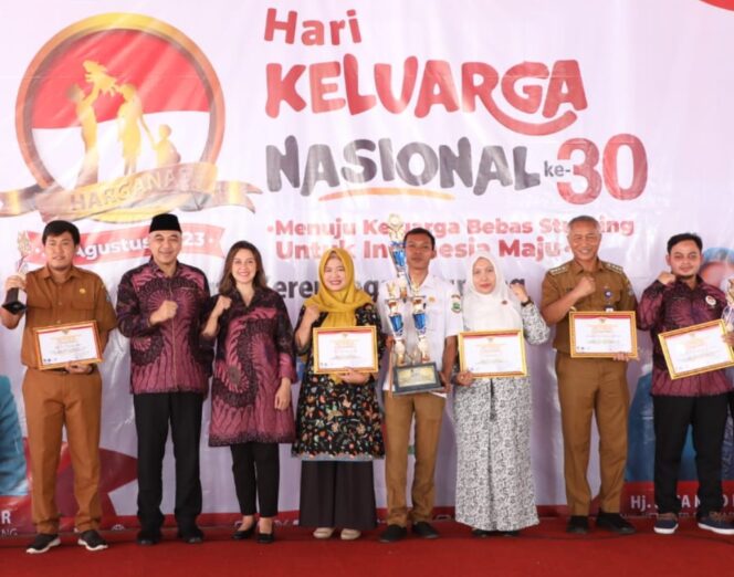 
 Bupati Tangerang, A. Zaki Iskandar saat membuka acara Harganas ke-30 Tingkat Kabupaten Tangerang di Halaman Kantor Kecamatan Sukadiri, Senin (28/8/23). Foto: Istimewa
