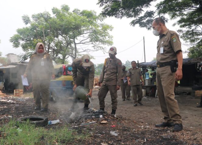 
 Personil Satpol PP Kota Tangerang saat turut memadamkan Pembakaran Sampah serta Mensosialisasikan Surat Edaran Walikota. Foto: Istimewa