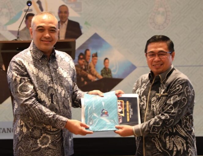 
 Bupati Tangerang Ahmed Zaki Iskandar menyerahkan kursi pimpinan Ketua Umum Aliansi Kabupaten Kota Peduli Sanitasi (AKKOPSI) periode 2022-2026 kepada Wali Kota Banjarmasin, Ibnu Sina, di Episode Hotel Gading Serpong Kecamatan Kelapa Dua, Senin, (11/9/2023). Foto: Istimewa