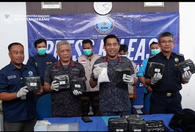 
 Kepala BNN Provinsi Banten Brigjen Rohmad Nursahidd dan Kepala BNN Kota Tangerang, KombesPol Ichlas Gunawan saat menunjukkan Paket Sabu seberat 12,8 Kg yang berhasil diamankan. Foto: Istimewa