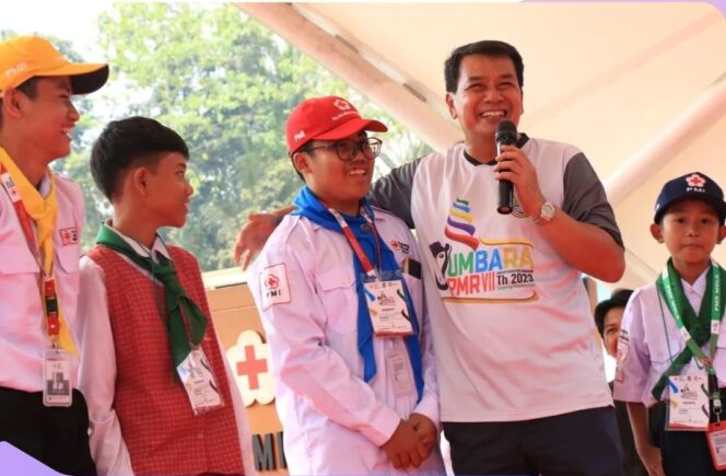 
 Sekretaris Daerah Kabupaten Tangerang, Moch. Maesyal Rasyid bersama Kader Palang Merah Remaja (PMR) Kabupaten Tangerang saat acara Jumpa Bakti Gembira (Jumbara) bersama Palang Merah Indonesia (PMI). Foto: Istimewa