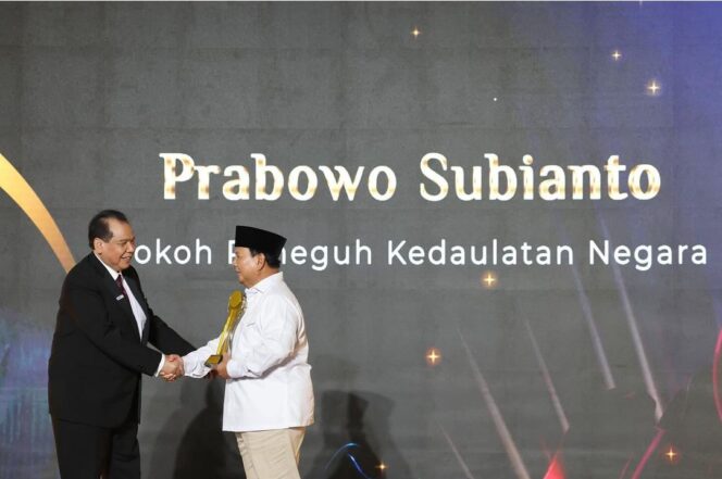 
 Chairman Trans Media, Chairul Tanjung saat Menyerahkan Penghargaan Detikcom Awards 2023 Kepada Prabowo Subianto Sebagai Tokoh Peneguh Kedaulatan Negara. Foto : istimewa