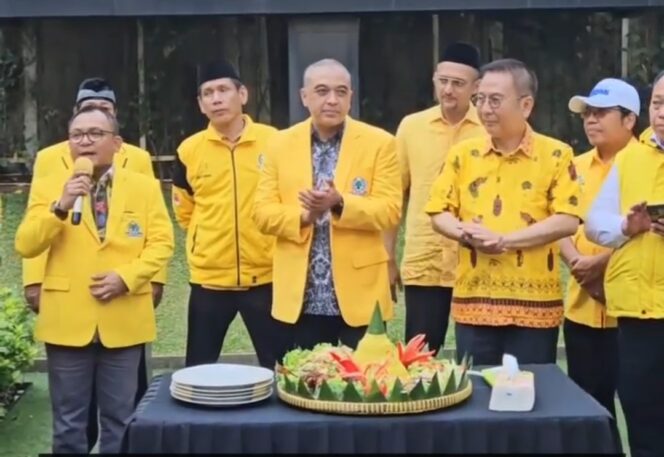 
 Ketua DPD Golkar DKI Jakarta, Ahmed Zaki Iskandar disambut meriah jajaran pengurus Golkar di Halaman Kantor DPD Golkar DKI Jakarta. Foto: @golkar.jakarta