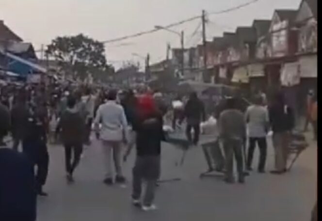 
 Suasana Mencekam di Pasar Kutabumi akibat Bentrokan Diduga Ormas dengan Sejumlah Pedagang Pasar Kutabumi pada Minggu, (24/09/2023). Foto: Tangkapan Layar