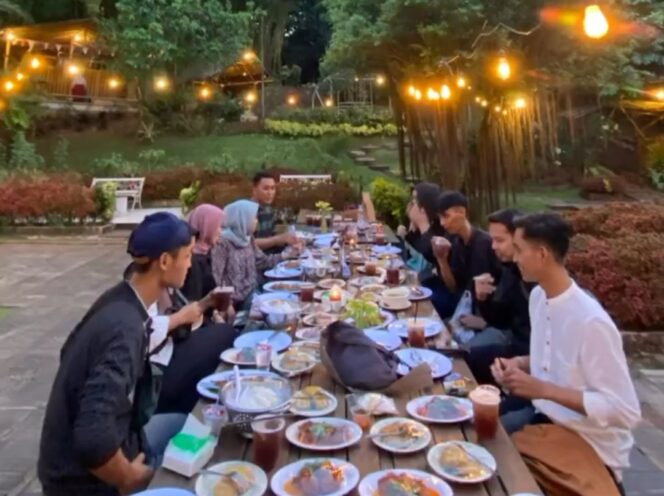 
 Pengunjung RIMBUN Kampung Konservasi Menikmati Suasana Pedesaan seperti di Puncak saat Mencicipi Hidangan Masakan Tradisional. Foto: Istimewa