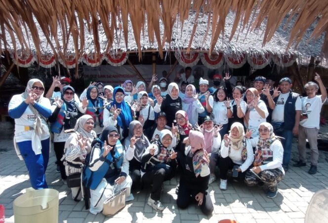 
 Pengurus Ok Oce GAN saat Rayakan 1st Anniversary di Saung Banksasuci Cihuni Gading Serpong Tangerang. Foto: TangerangPos
