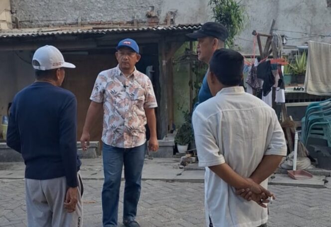
 Anggota Komisi IV DPRD Kota Tangerang, Dedi Hasbullah saat meninjau langsung rumah yang akan dibedah menjadi Layak Huni. Foto: Istimewa