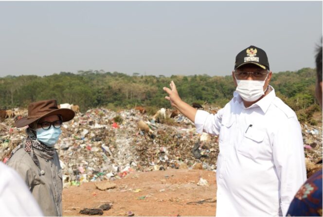 
 Walikota Tangerang Selatan, Benyamin Davnie dan Bupati Lebak, Iti Octavia Jayabaya saat Meninjau Lokasi TPA Dengung Sajira Kabupaten Lebak. Foto: Istimewa